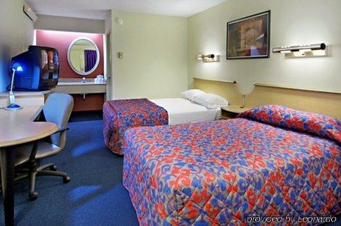 Red Roof Inn Енфілд Номер фото