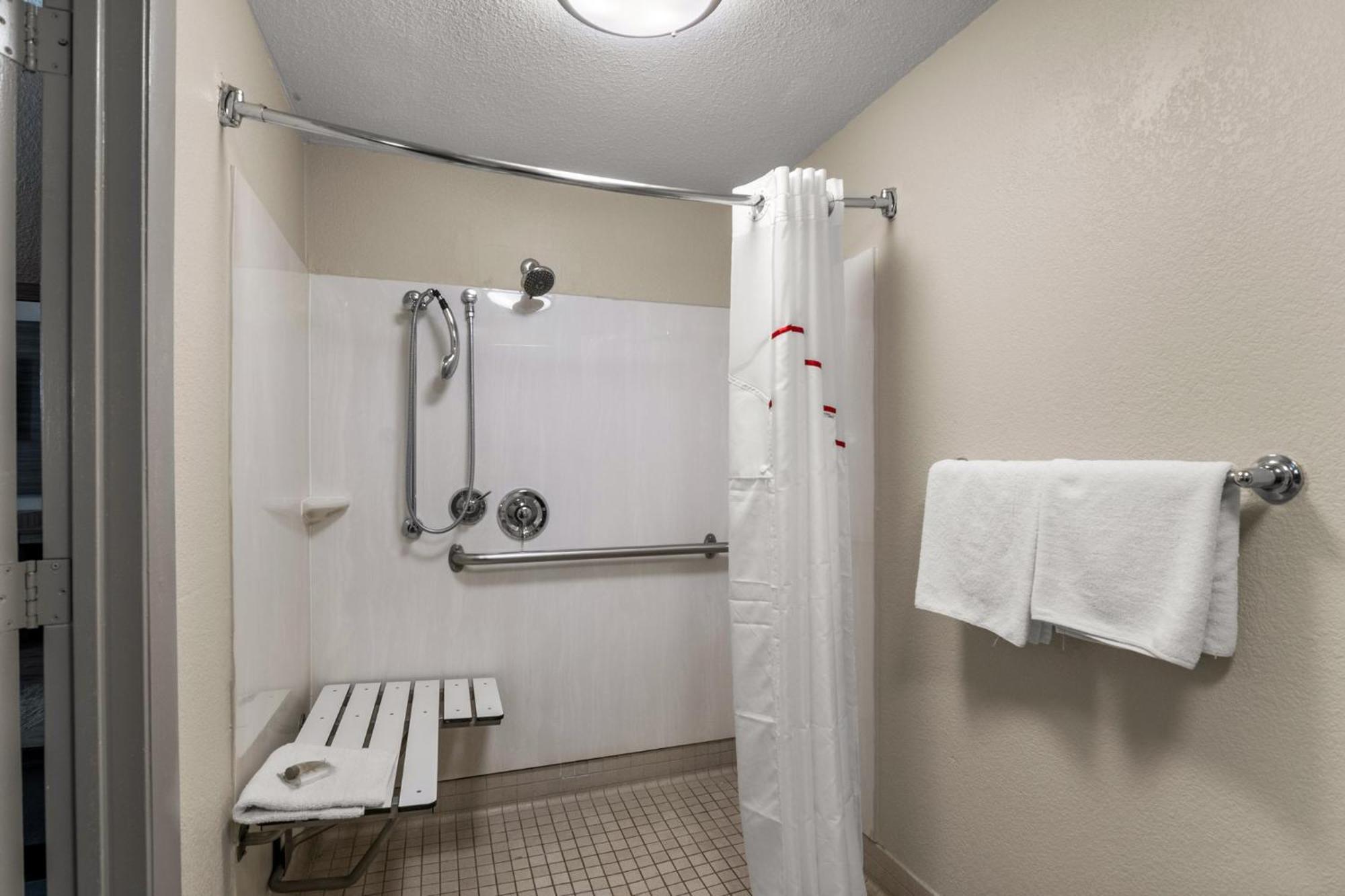 Red Roof Inn Енфілд Екстер'єр фото