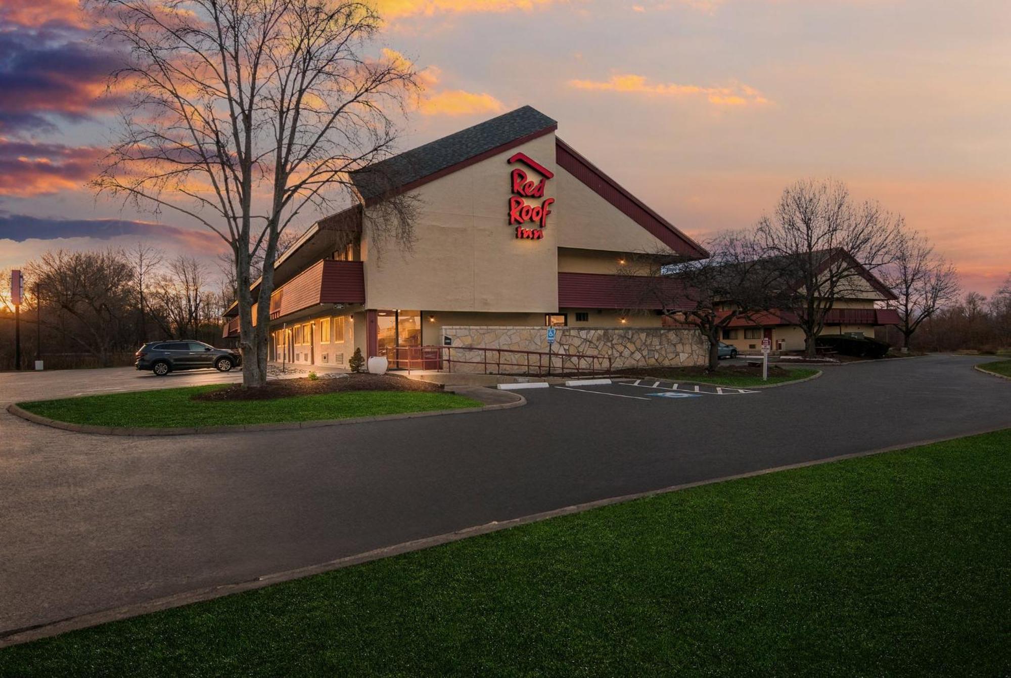 Red Roof Inn Енфілд Екстер'єр фото