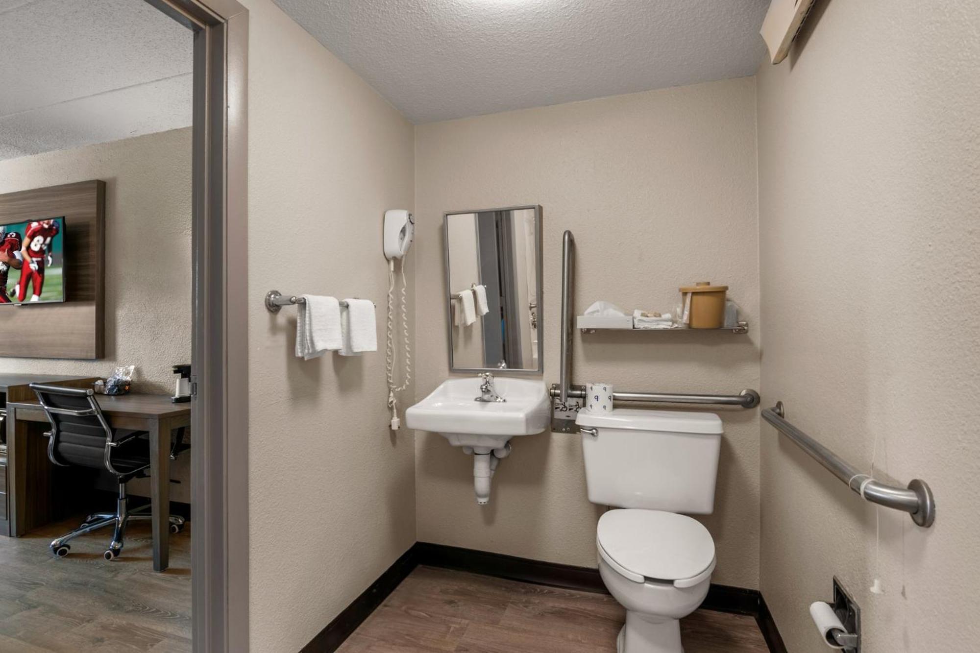 Red Roof Inn Енфілд Екстер'єр фото